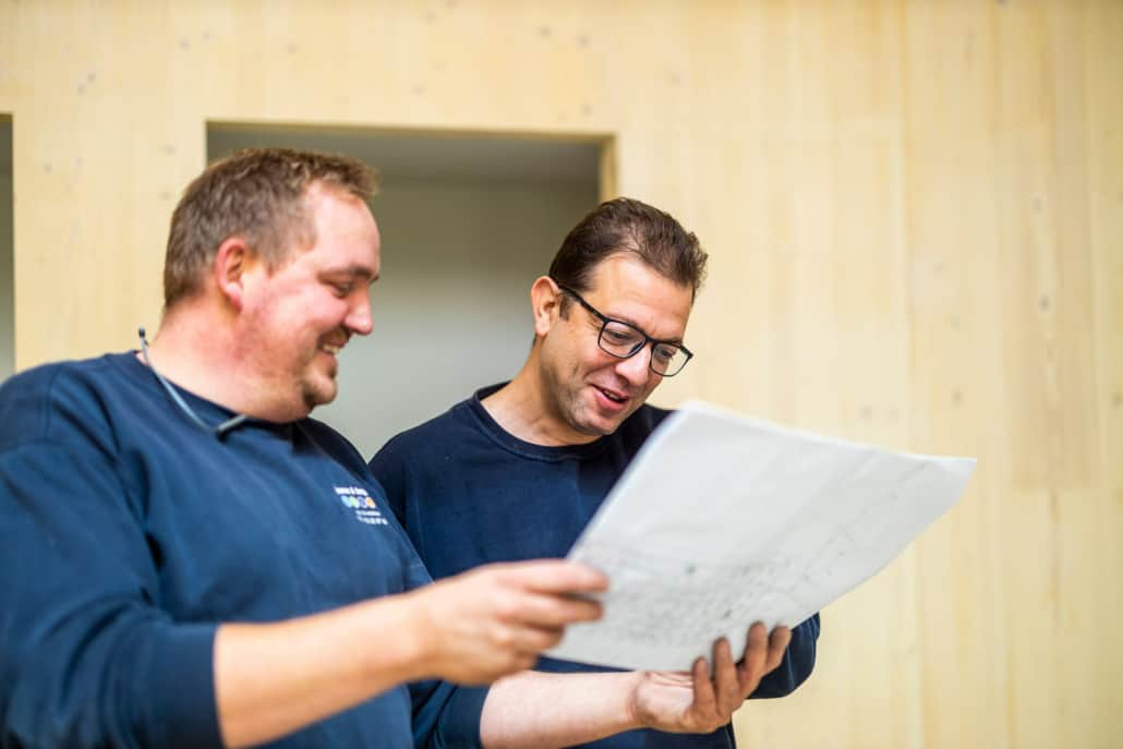 Kunde og medarbejder gennemgår arbejdsplanen